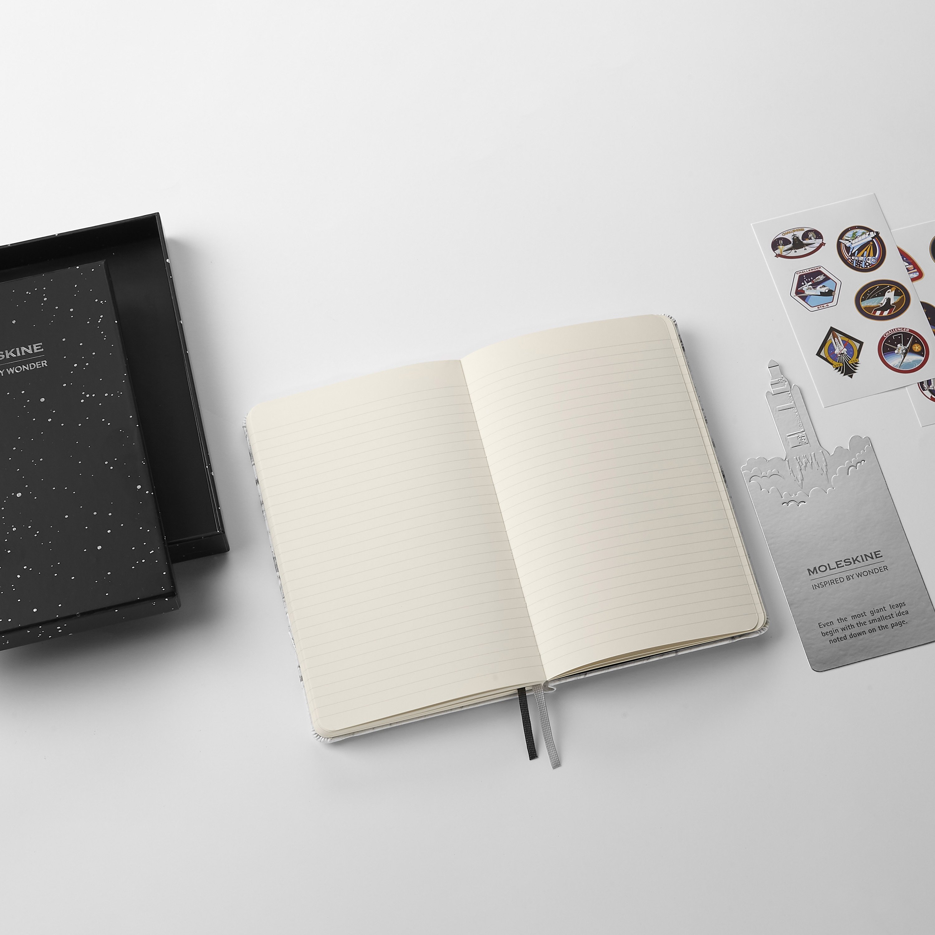 NASA-inspired   限定版ノートブック "- ラージ、罫線入り、ソフトタッチのハードカバー - ギフトボックス付き "